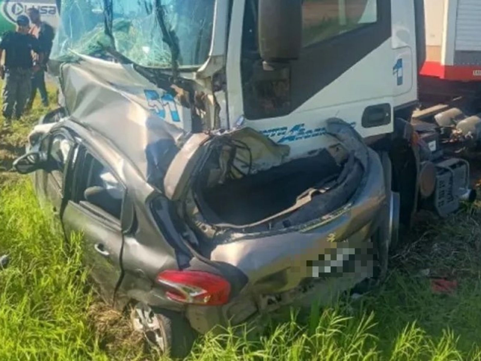 Salieron de hacer la VTV, perdieron el control y un camión los chocó: dos muertos