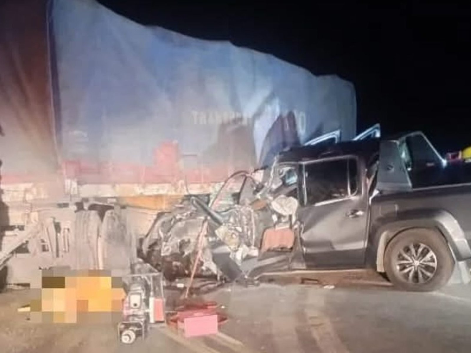 Salió de una estancia cargado de soja y una camioneta se incrustó en el acoplado: dos mujeres muertas