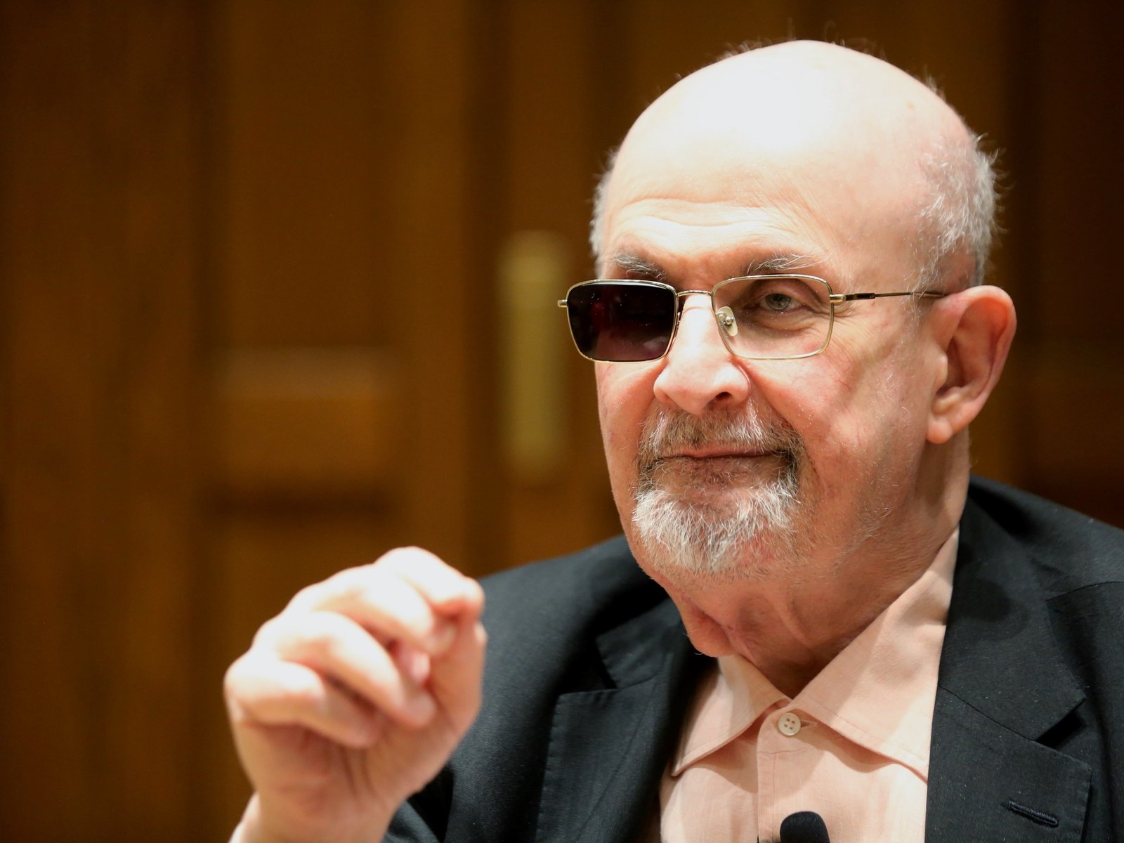 Salman Rushdie vuelve a la ficción y anunció que publicará un nuevo libro año