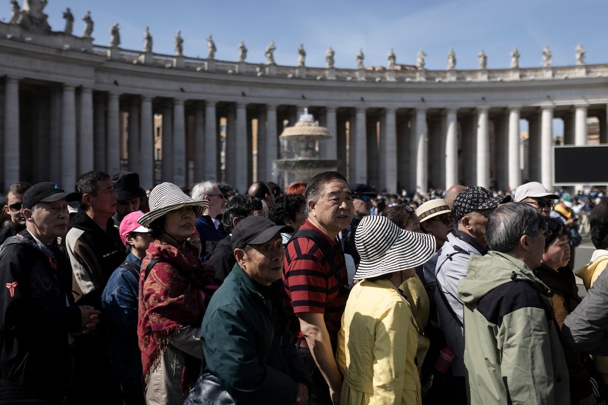 San Pedro del Vaticano: Miles de personas hacen horas de cola para dar el último adiós al papa Francisco | Internacional