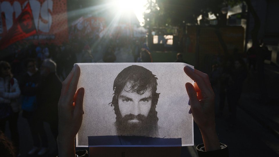 Santiago Maldonado: El cuerpo estuvo en agua y en tierra por un “corto tiempo” | Página/12 accedió al peritaje de las lesiones del cadáver del tatuador anarquista