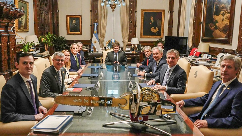 Scott Bessent se probó la banda y el bastón, felicitó a su mejor alumno y marcó la cancha respecto a China | Milei recibió con honores al secretario del Tesoro de los Estados Unidos