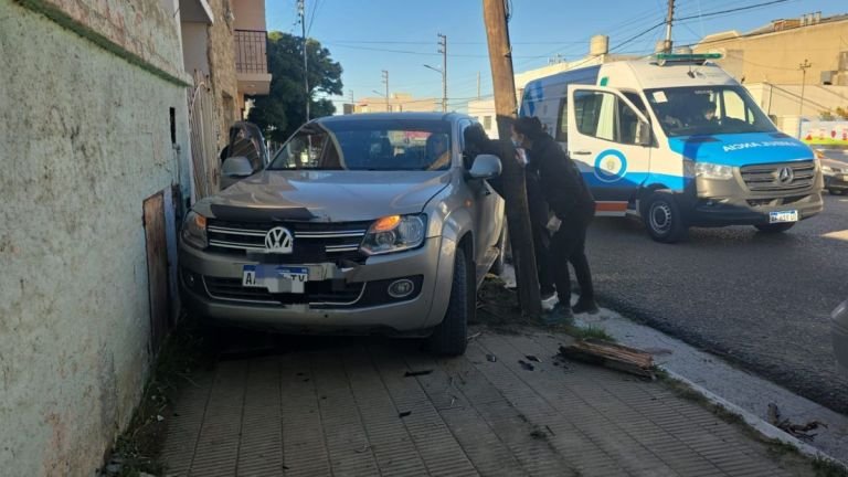 Se descompensó al volante y terminó sobre la vereda