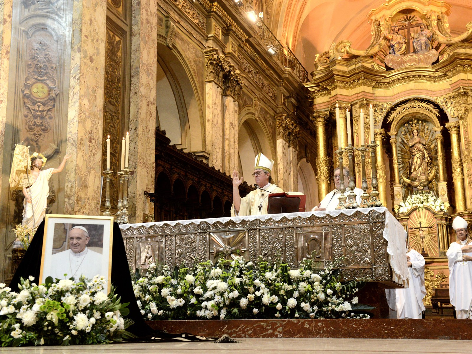 “Se nos fue el Papa de los pobres, el padre de todos”, la despedida a Francisco del Arzobispo de Buenos Aires en la Catedral