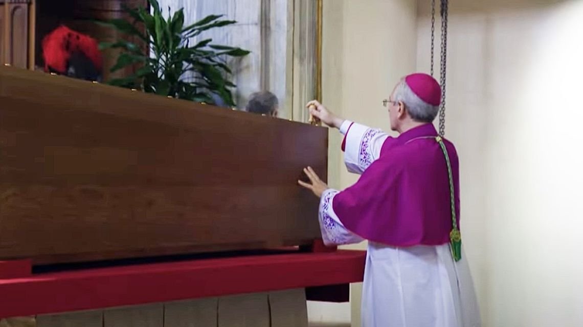 Sellos de lacre, agua bendita y esa eterna tapa de mármol: así fue la inhumación del papa Francisco