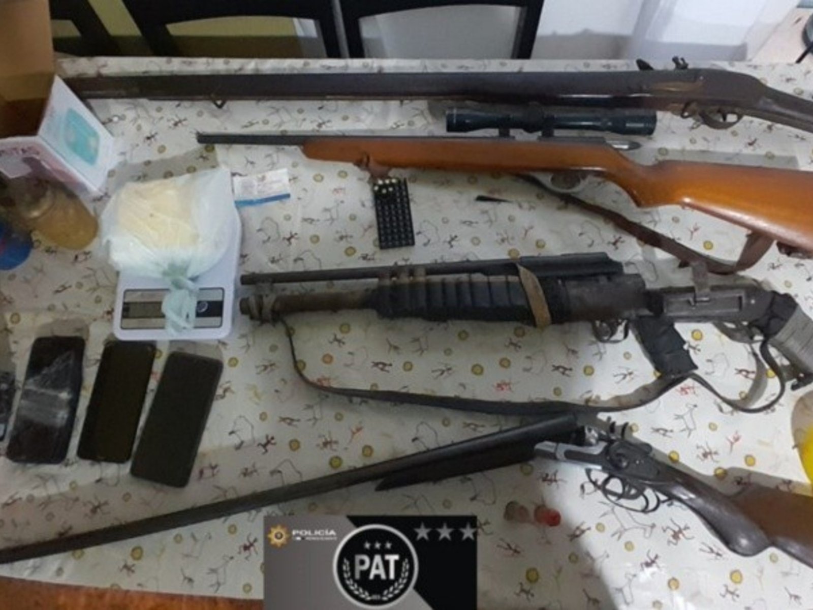 Siete policías imputados por torturar y robar dinero y drogas a delincuentes: se jactaban de dar "masajes eléctricos"