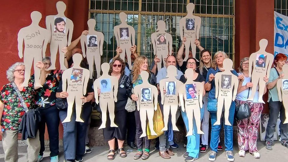 “Siluetazo” en el Dámaso Centeno contra el negacionismo  | “Nunca más es Nunca más”
