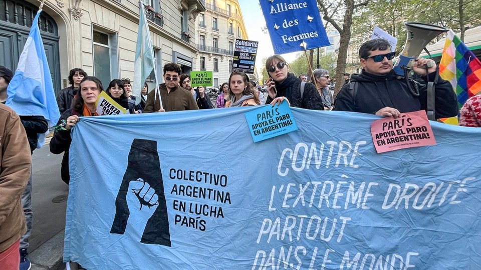 Solidaridad en Francia con la huelga general de los trabajadores argentinos   | Movilización frente a la embajada argentina en París