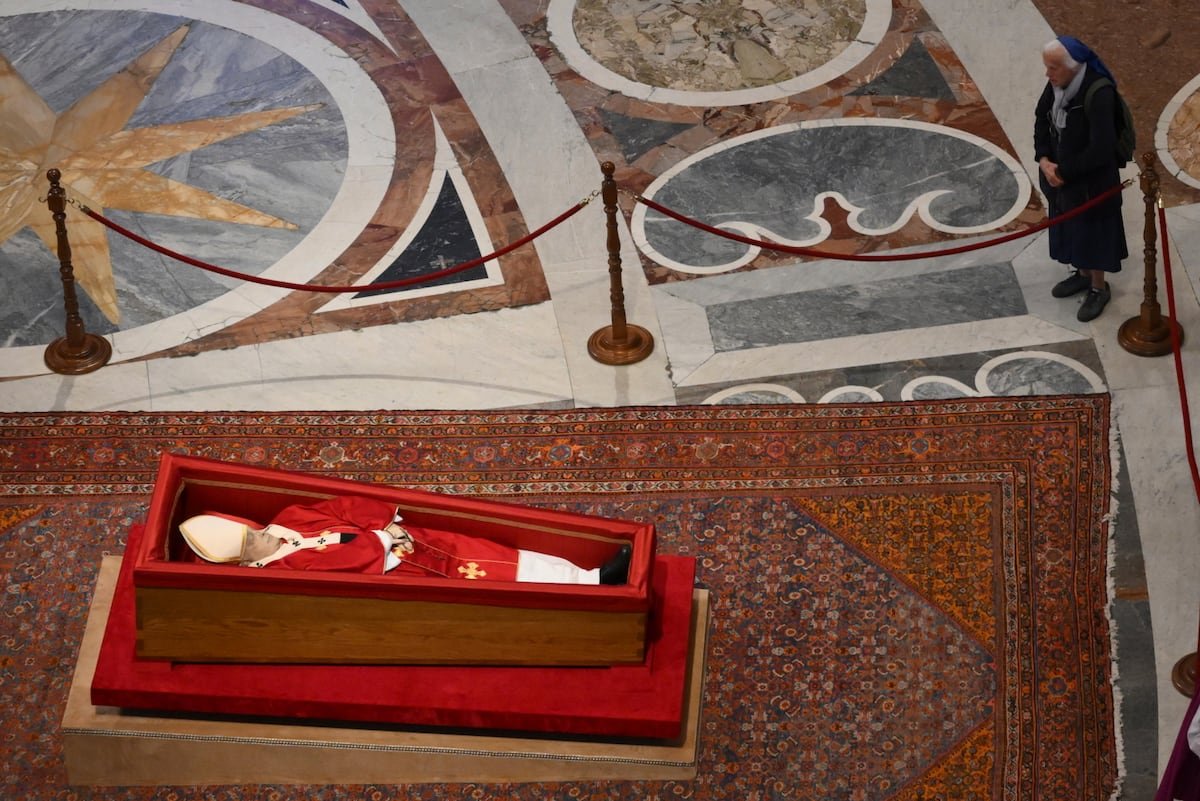 Sor Genevieve Jeanningros, la monja que lloraba ante el ataúd del papa Francisco | Internacional