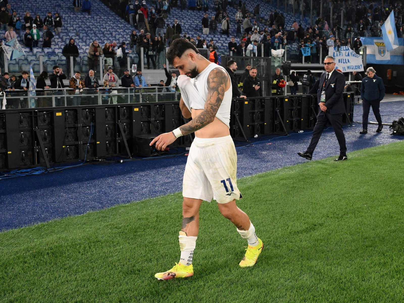 Taty Castellanos pasó de un golazo de taco a errar el penal que eliminó a Lazio de la Europa League en un final dramático