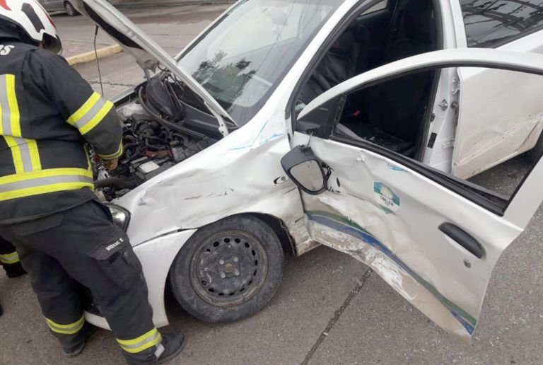 Taxista y pasajera al hospital tras violento choque con patrullero