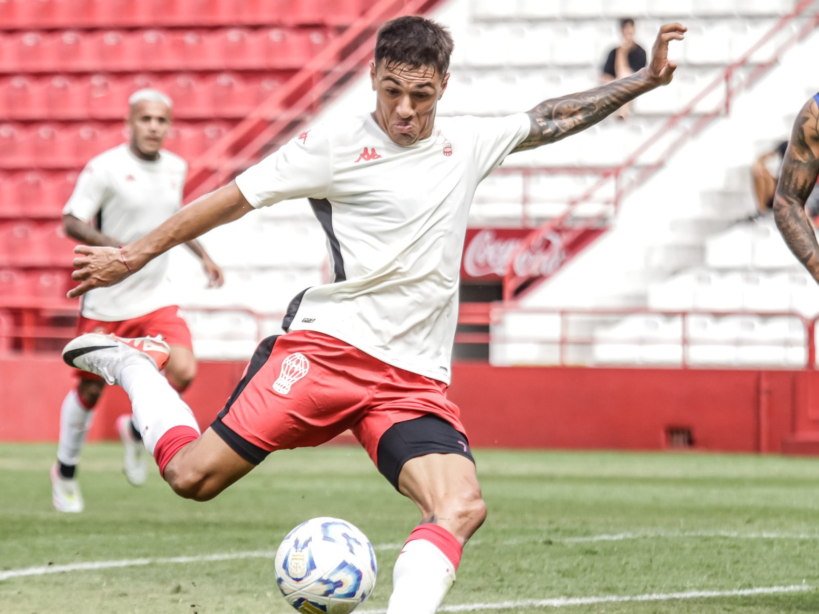 Tissera no pudo subir al avión por un impedimento judicial