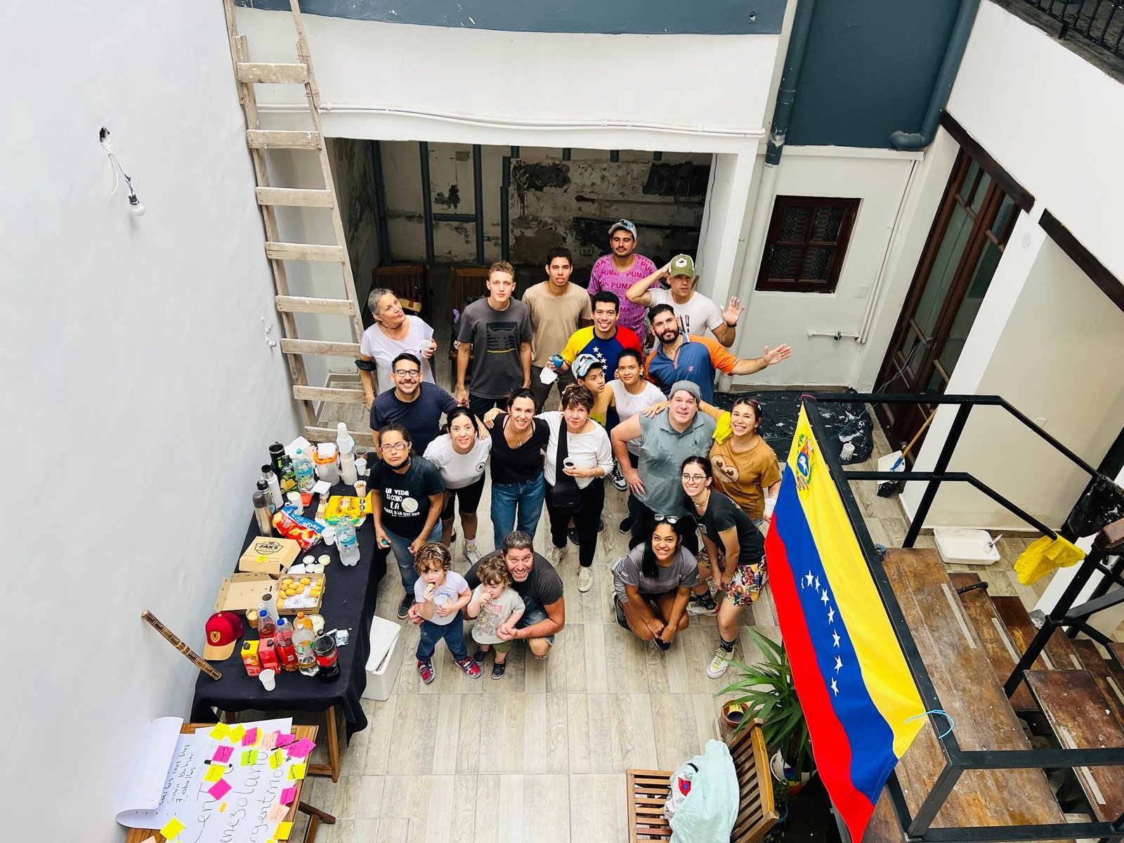 Tras el cierre de la embajada chavista en Argentina, los venezolanos levantaron un centro propio de atención en Buenos Aires