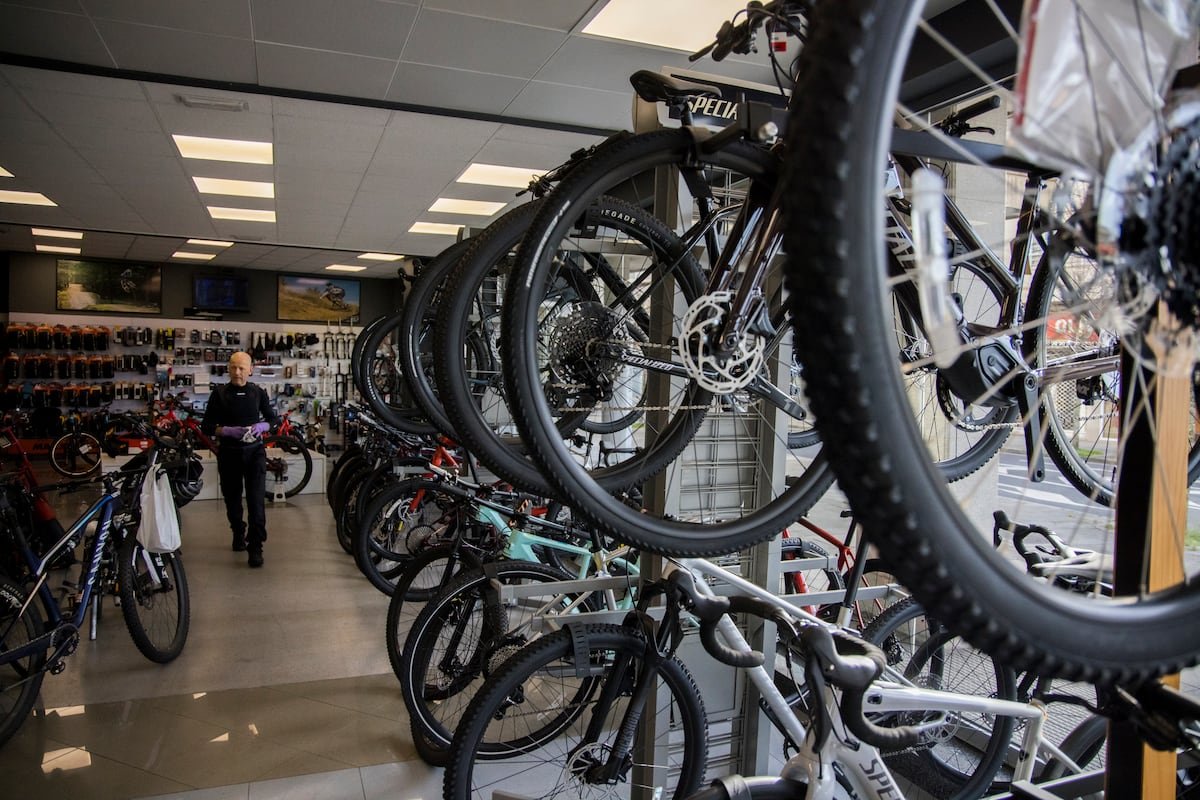 Tres años de caída en la venta de bicicletas: ayudas que no llegan, IVA al 21% y falta de carriles bici | Clima y Medio Ambiente