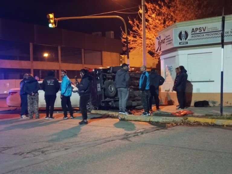 Un auto choco a una camioneta y la hizo volcar en el centro de Trelew