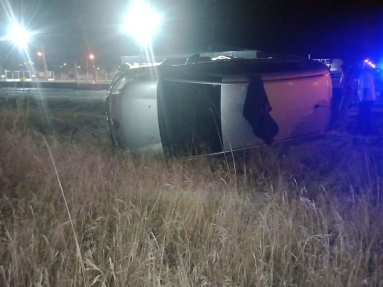 Un auto derrapó y terminó volcado en plena madrugada