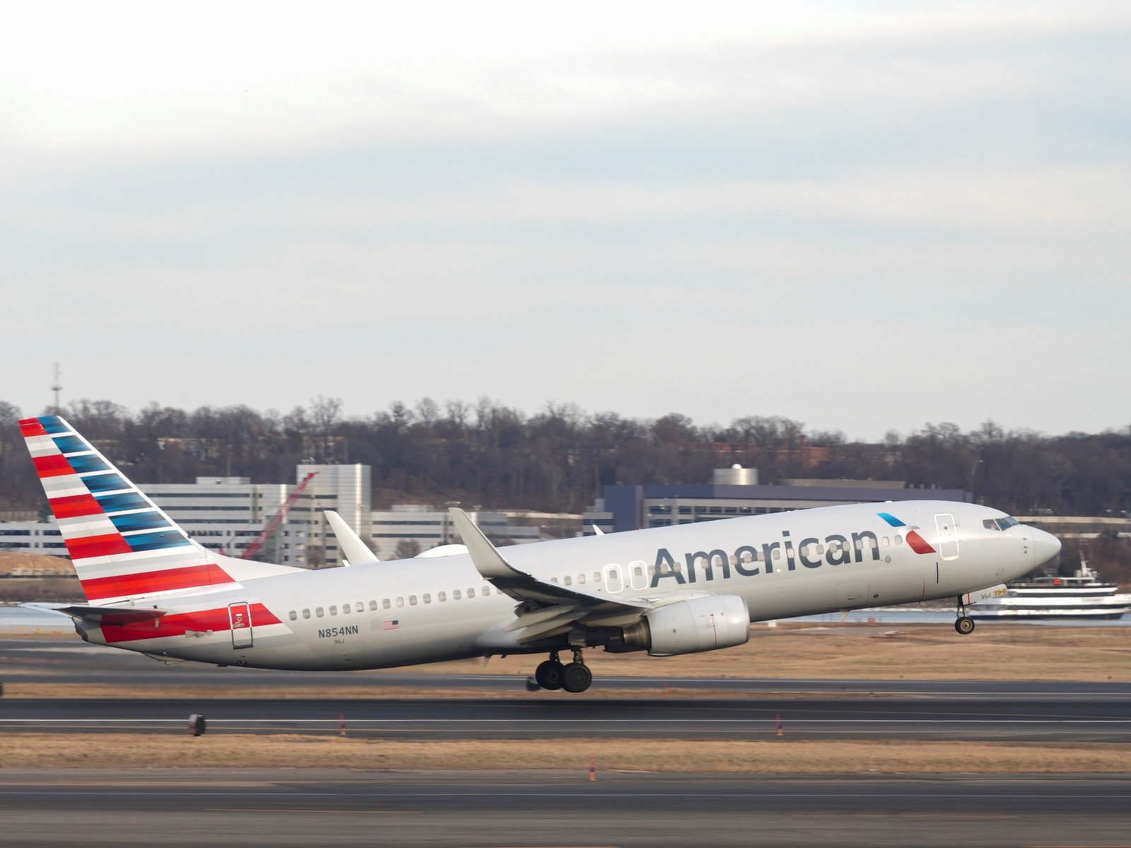 Un avión de American Airlines que iba a Miami se declaró en emergencia y debió volver a Ezeiza