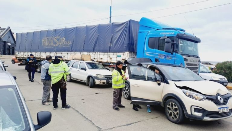 Un camión provocó un choque en cadena en pleno centro