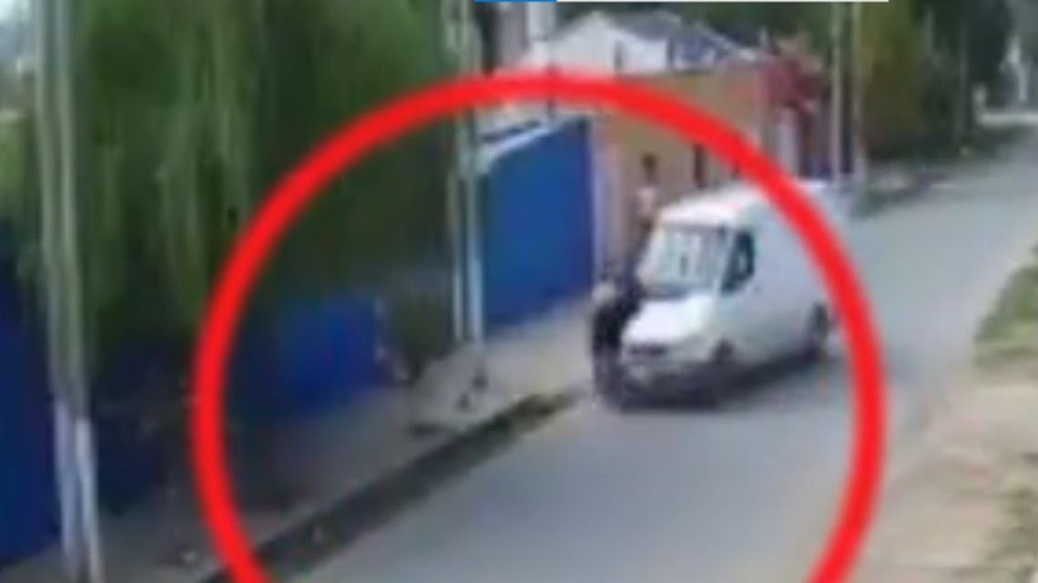 Un comerciante arrolló a dos ladrones que escapaban luego de asaltar su negocio en Merlo