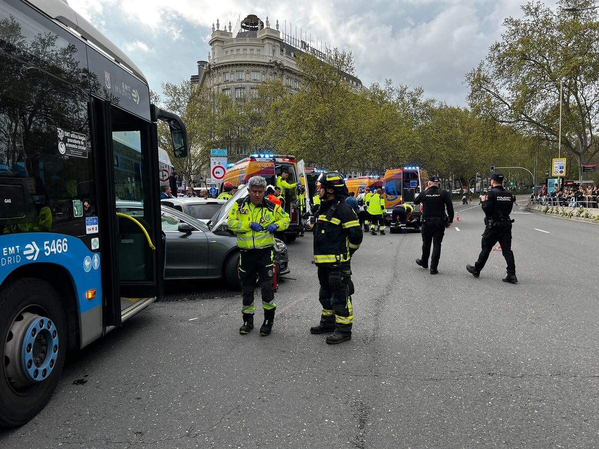 Un conductor de la EMT sufre un síncope y choca contra cinco coches y otro autobús urbano en Atocha | Noticias de Madrid