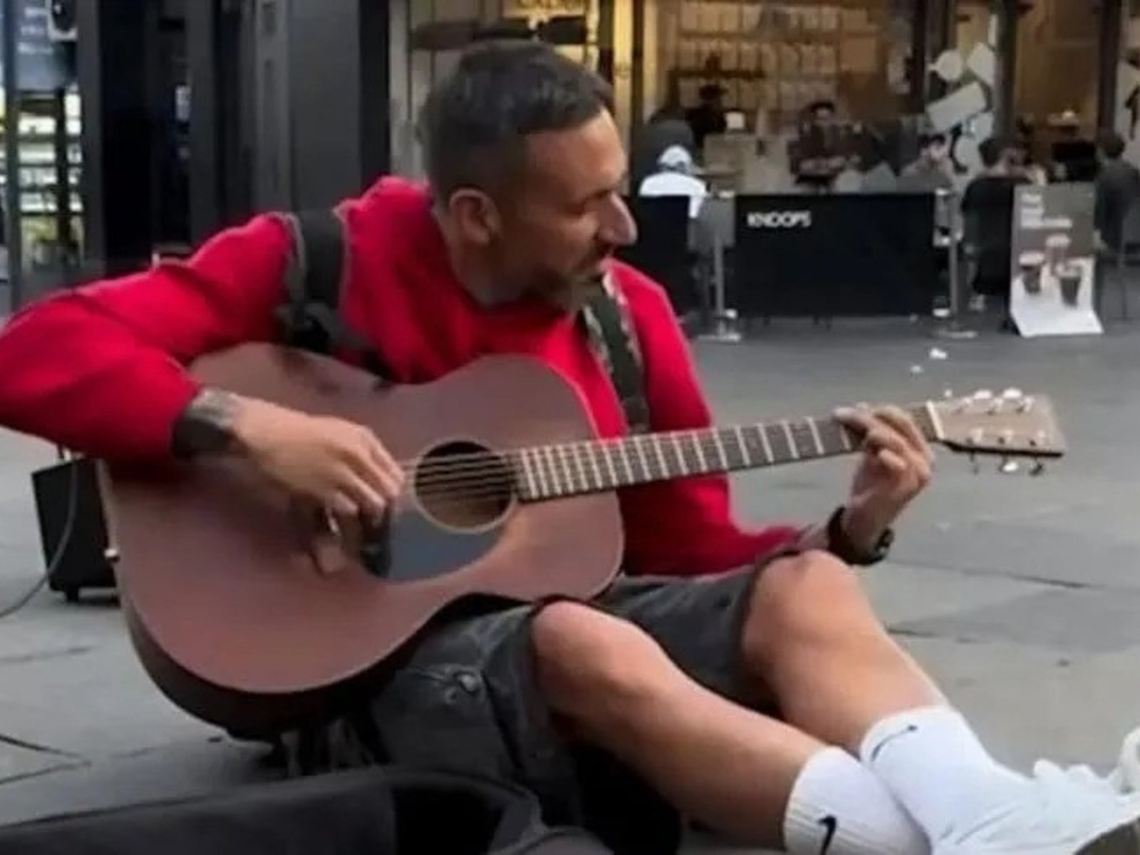 Un exjugador de la Selección Argentina sorprendió a todos tocando la guitarra en la calle