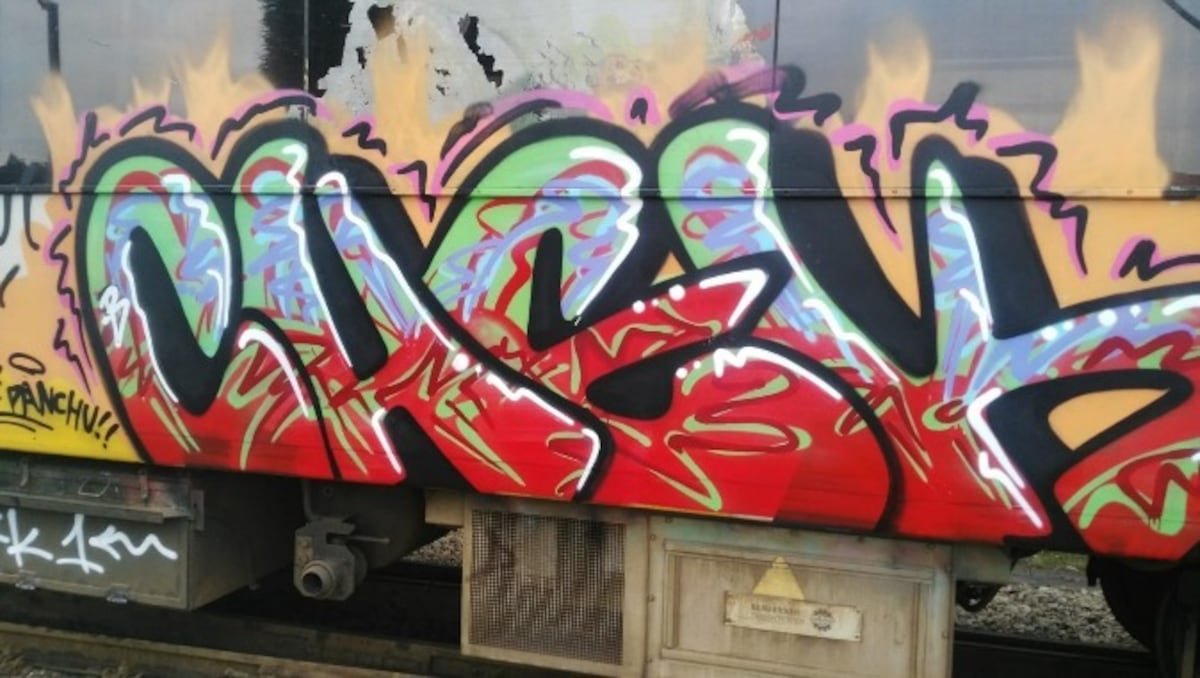Un grafitero asturiano condenado a tres años de cárcel y a una multa de 155.000 euros por pintar en 34 convoyes de Renfe | España