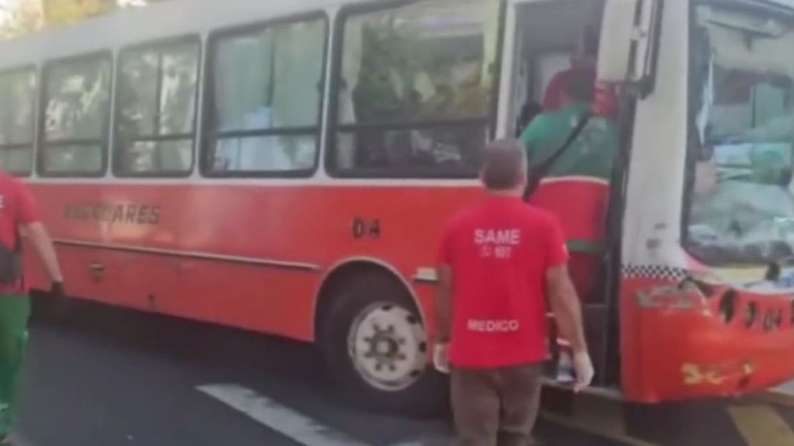 Un micro escolar chocó contra un camión: hay al menos siete menores heridos