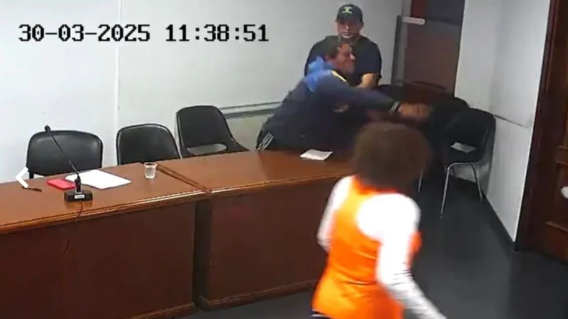 Un preso atacó a un juez en Río Negro, le tiró un micrófono y le quebró un dedo