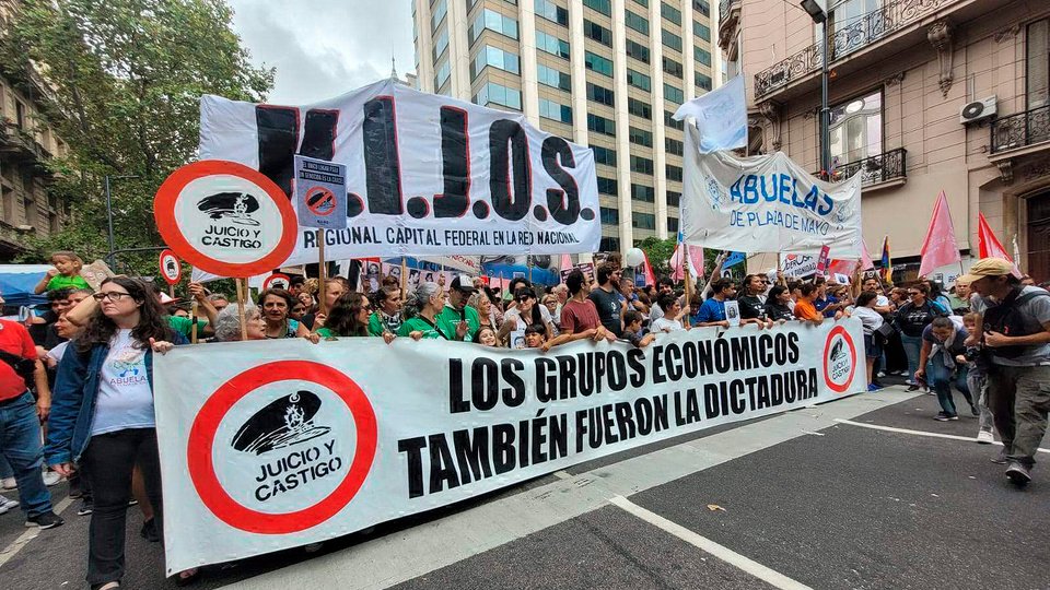 Una abrazo colectivo para celebrar los 30 años de H.I.J.O.S | Organismos de derechos humanos saludaron a la agrupación