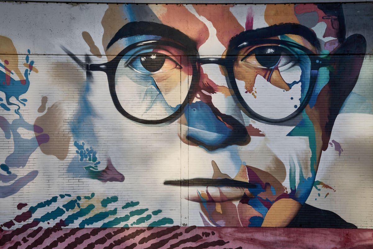 Una contrahistoria de la filosofía del siglo XX, lechuzas sabias, la vida de Coco Chanel y otros libros de la semana | Babelia