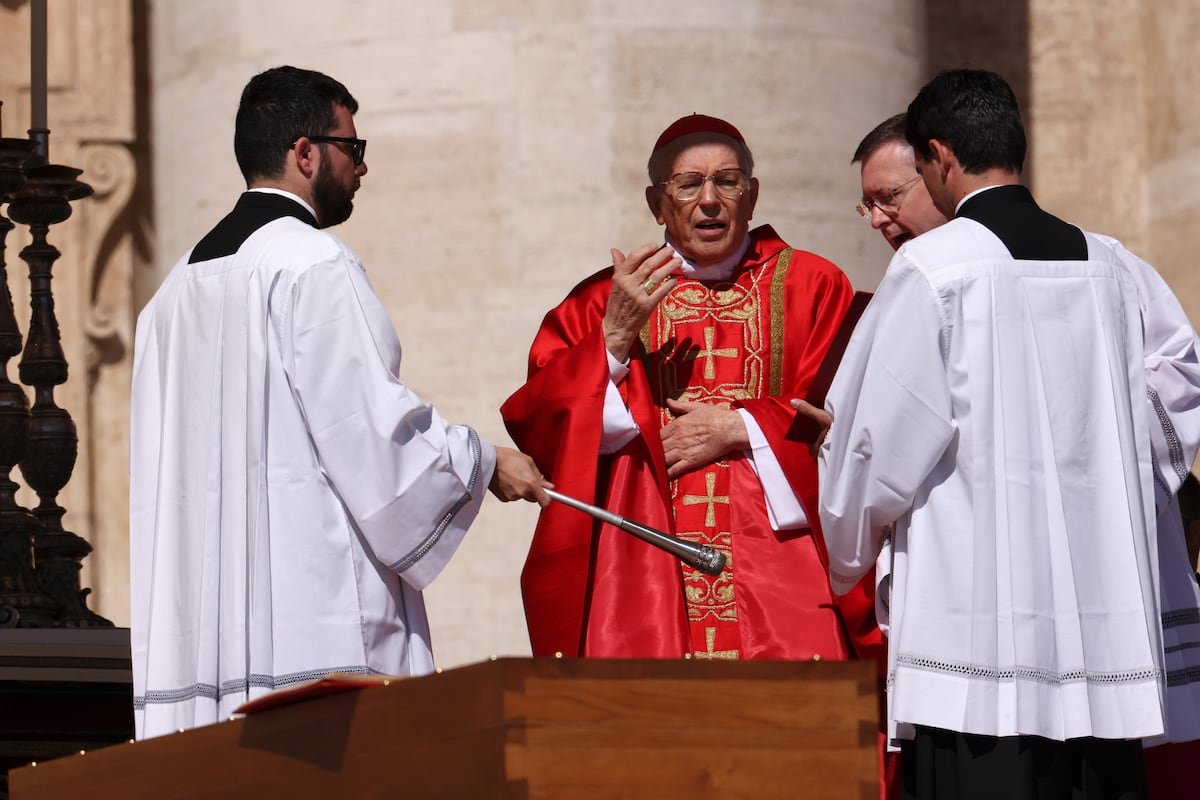 Una homilía y un funeral sencillo, como quería Francisco: “Era un Papa entre la gente” | Internacional