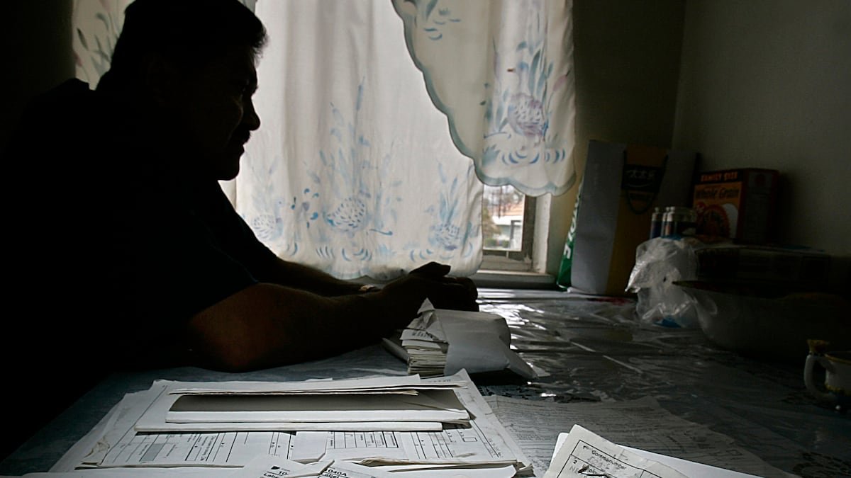 Undocumented migrants who pay their taxes comply with the law, but put themselves at risk by doing so | U.S.