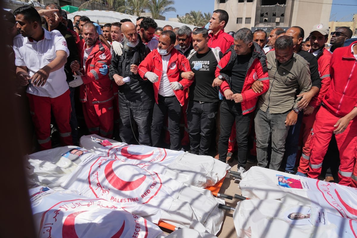 Uno de los 15 sanitarios palestinos asesinados en Gaza grabó el ataque israelí antes de recibir un disparo en la cabeza | Internacional