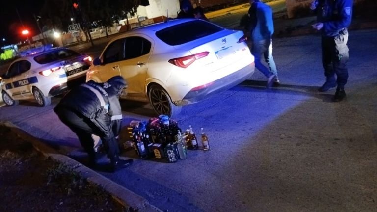 Vendía alcohol como delivery, intentó escapar de la Policía y terminó detenido