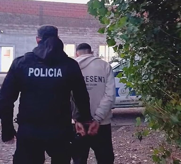Vendían ropa, zapatos y droga en un local de Sarmiento