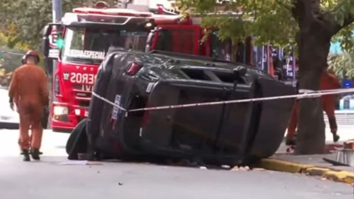 Viendo Caballito “de costado”… Perdieron el control de la Renegade, rompieron autos estacionados y volcaron