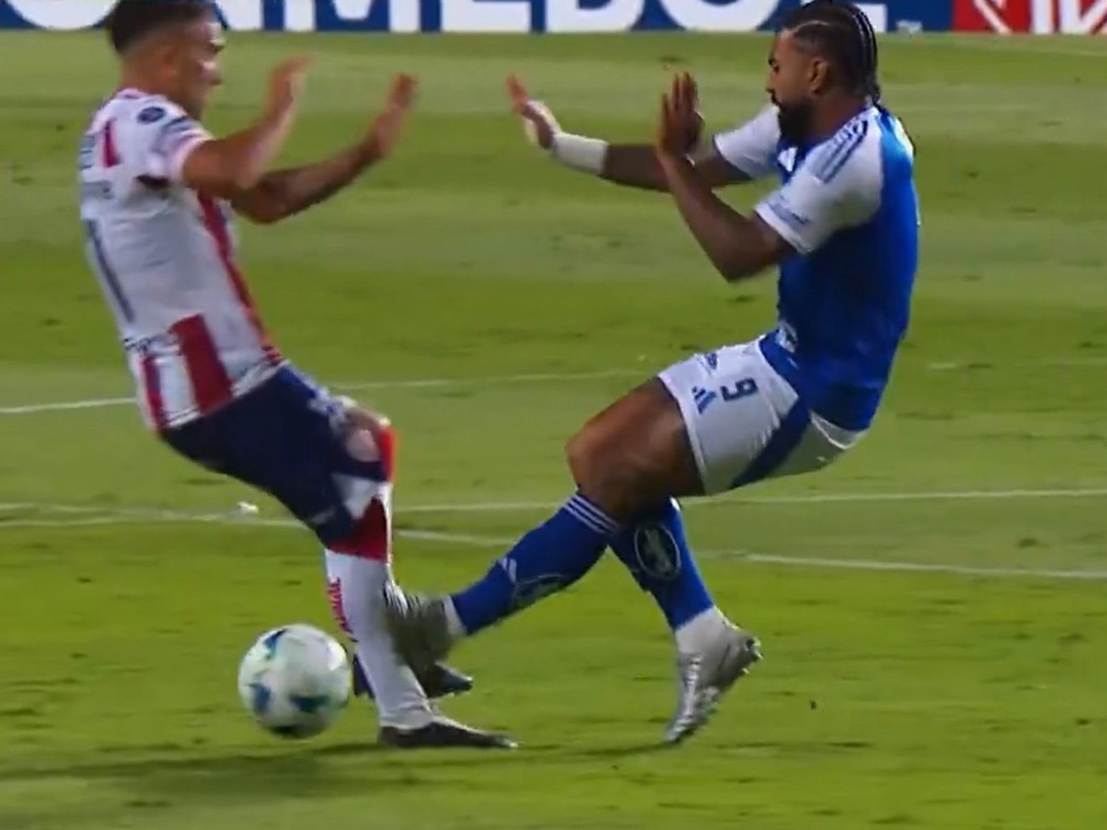 al delantero ni lo amonestaron pero el ‘Tatengue’ festejó sobre la hora