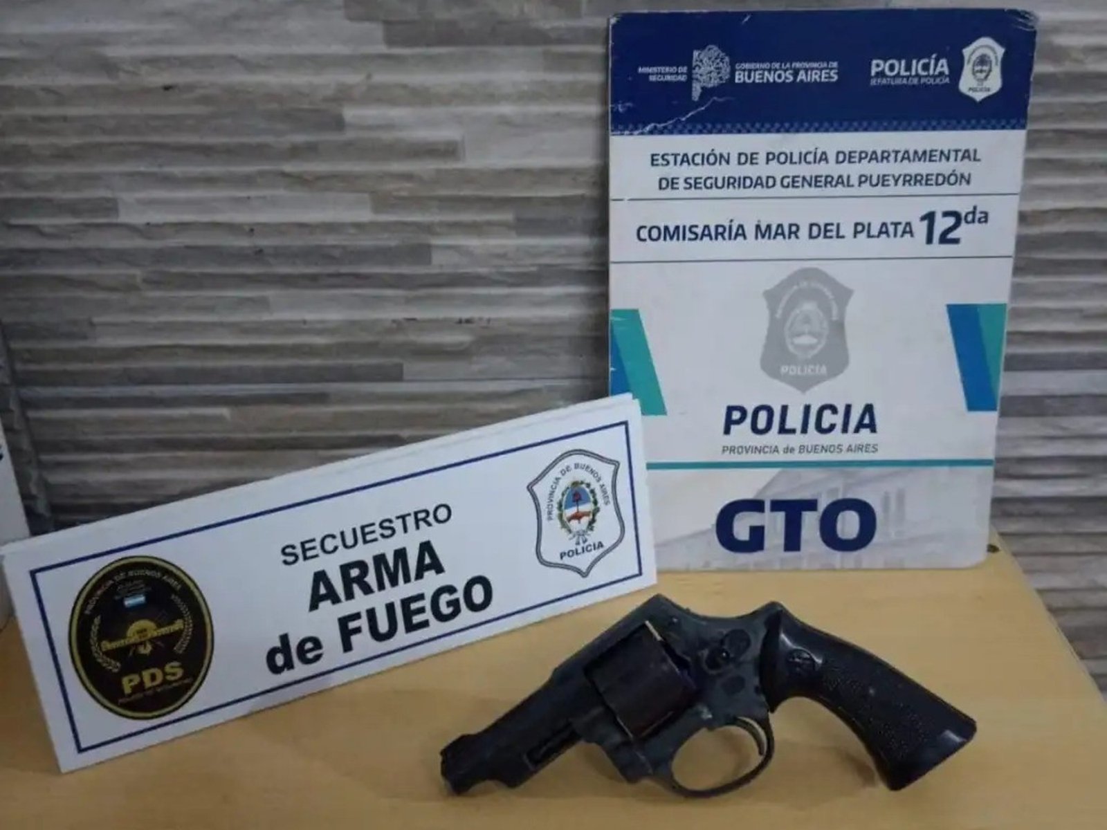 alumnos de sexto grado amenazaron a un compañero con un arma de fuego
