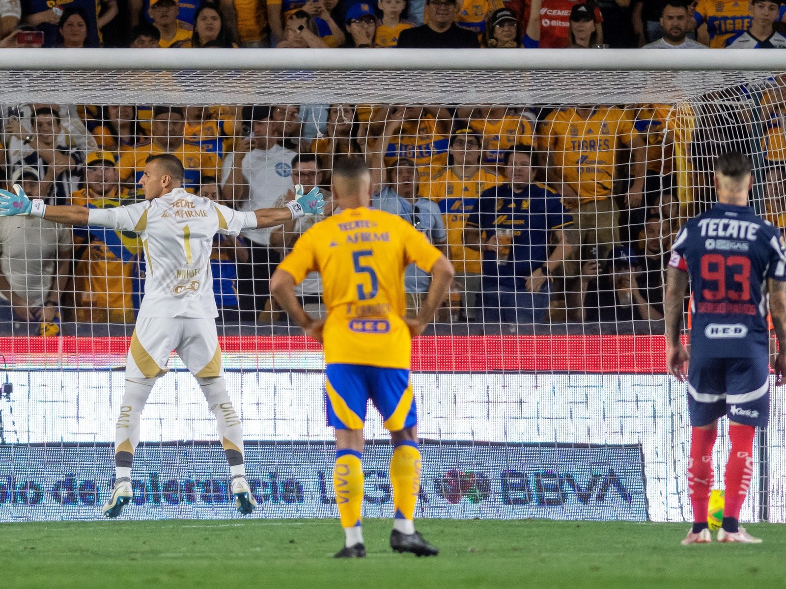 amenazó con atajar un penal de espaldas, pero festejó en el picante clásico vs Monterrey de Demichelis