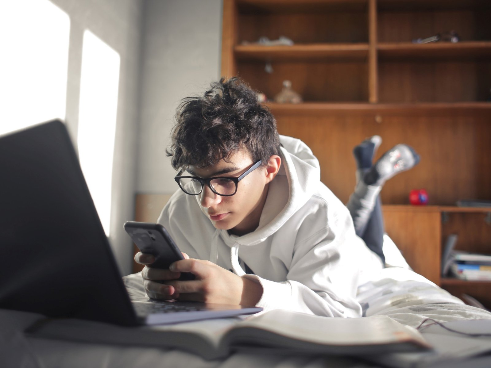 cómo viven los jóvenes entre la familia real y la digital