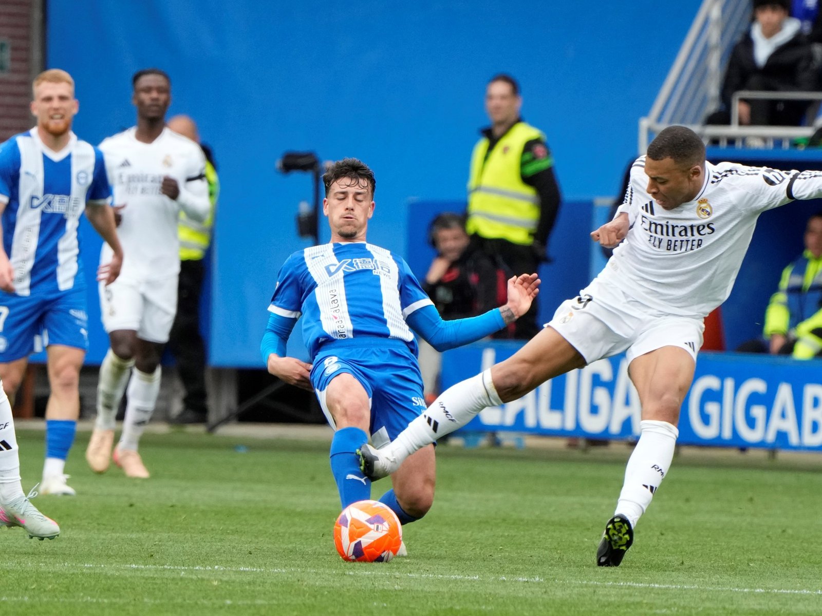 de la roja al gol de Camavinga que lo mantiene a cuatro puntos del Barcelona