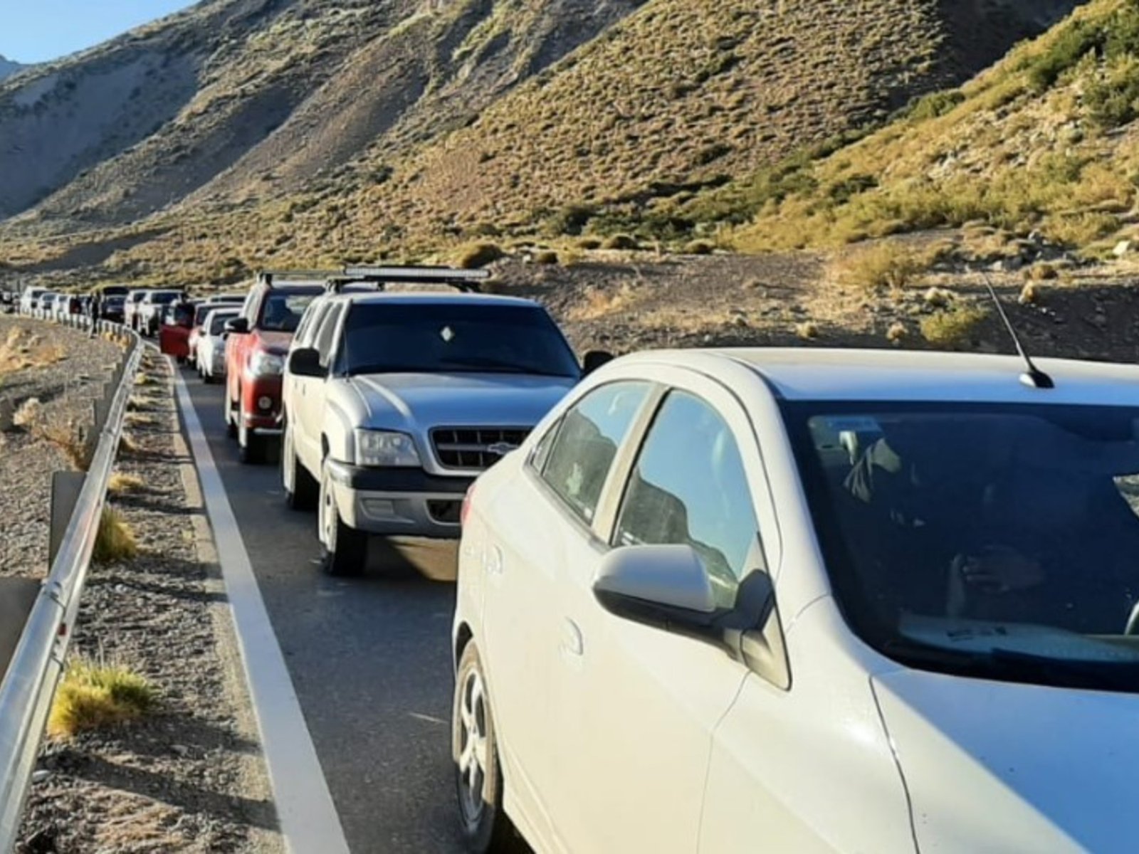 demoras en la frontera y 5 kilómetros de cola de autos para cruzar a Chile