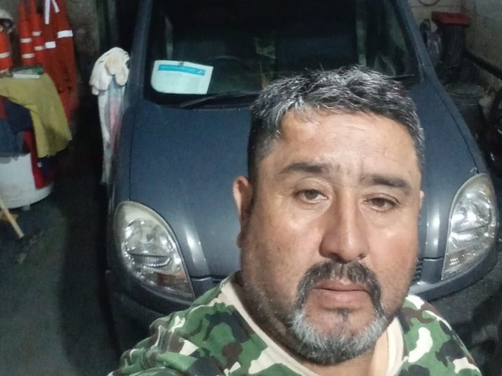 después de la inundación, le robaron las herramientas y le prendieron fuego la casa