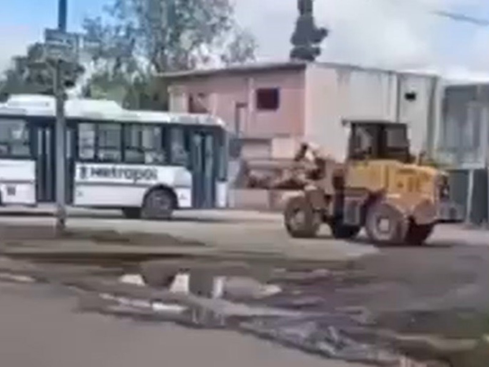 destruyó tres colectivos con una pala mecánica después de que le chocaran la camioneta