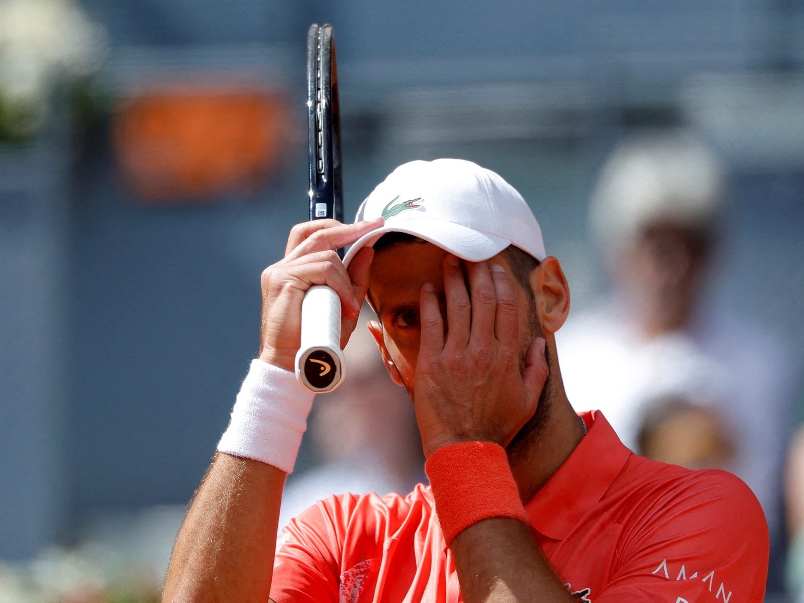 duro golpe para Novak Djokovic que perdió con el 44° del mundo en su debut y dejó pasar otra chance en busca de su título 100