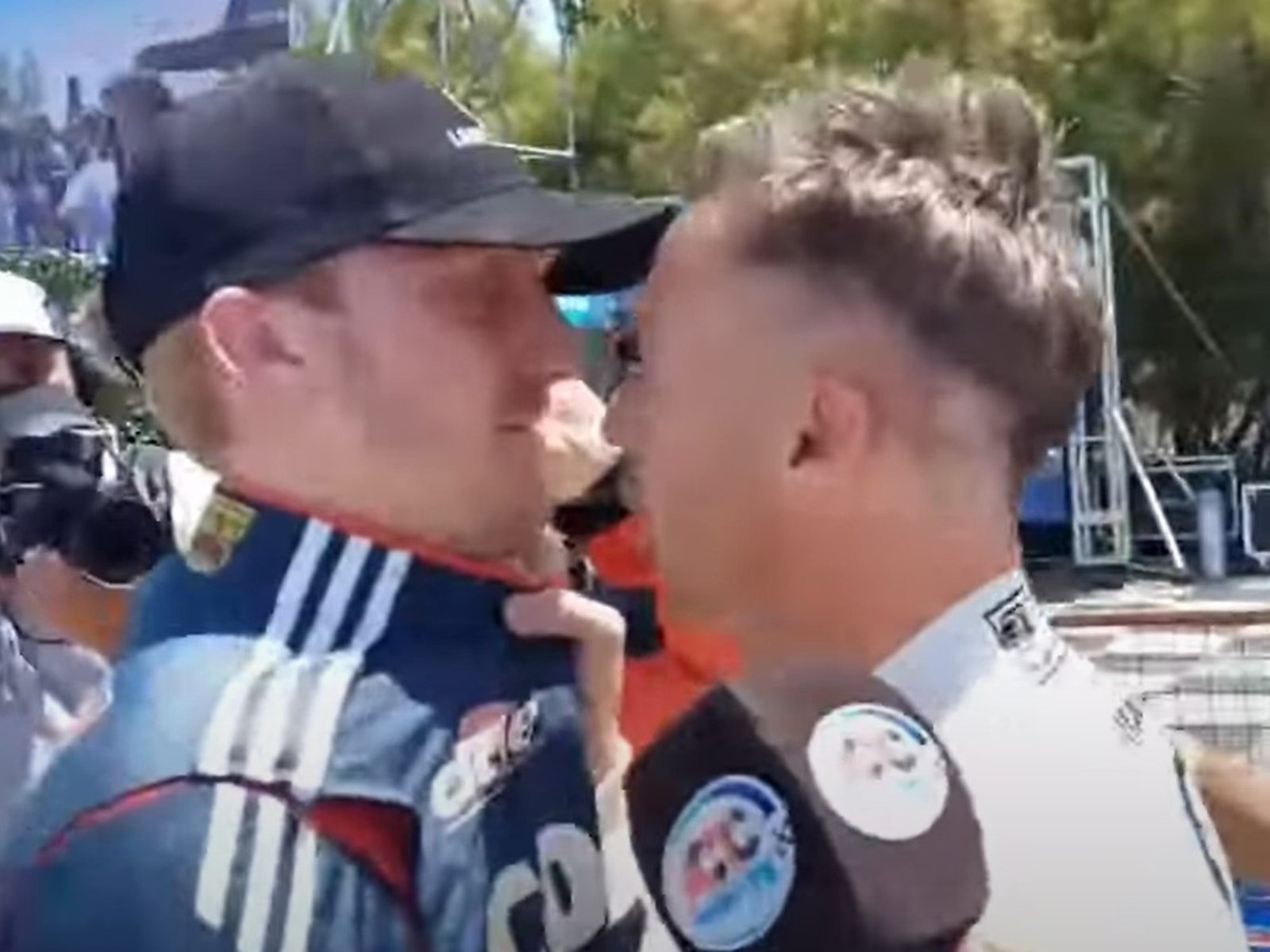 el agarrón a Jakos, un insulto imperdonable y la durísima sanción que provocó la reacción del piloto