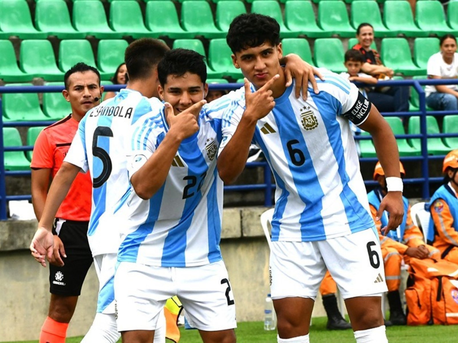 el blooper de un defensor de Perú que dejó líder a la Argentina en el Sudamericano