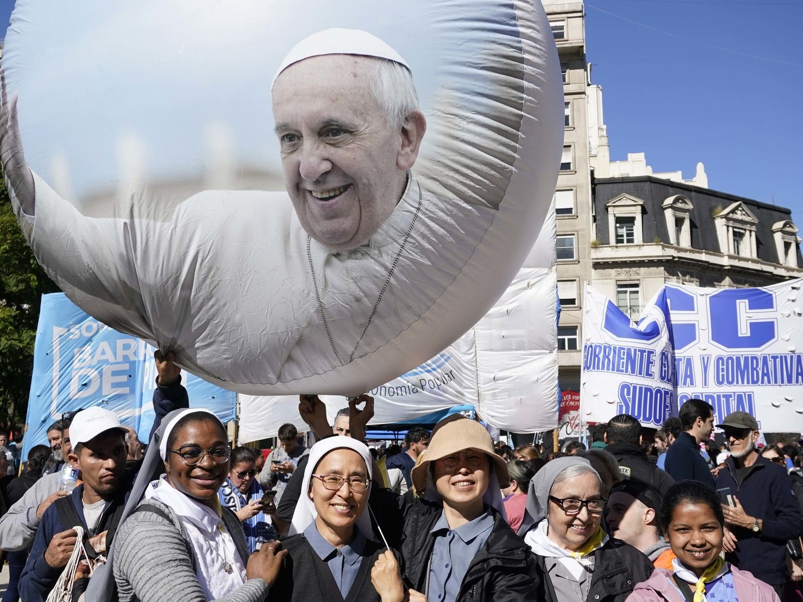 el grito de una multitud en la Catedral tras el adiós al Papa Francisco