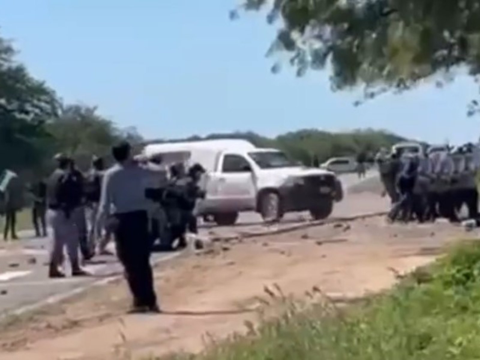 en medio de una manifestación, se subió a una ambulancia y atropelló a más de 10 policías
