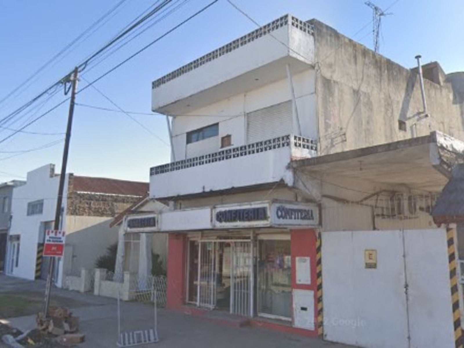 entraron a su casa mientras dormía y lo golpearon delante de su esposa y sus hijos